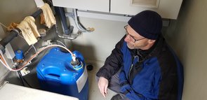 Der Säurebehälter muss selten ausgewechselt werden, die Anlage ist sparsam im Gebrauch von Schwefelsäure