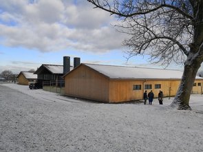 Im Vordergrund neuer Galtschweinestall (Stall 1), dahinter Aufzuchtstall und Abferkelstall (niedriges helles Gebäude)