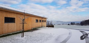 Nouveau bâtiment pour les truies et vue vers le lac de Constance